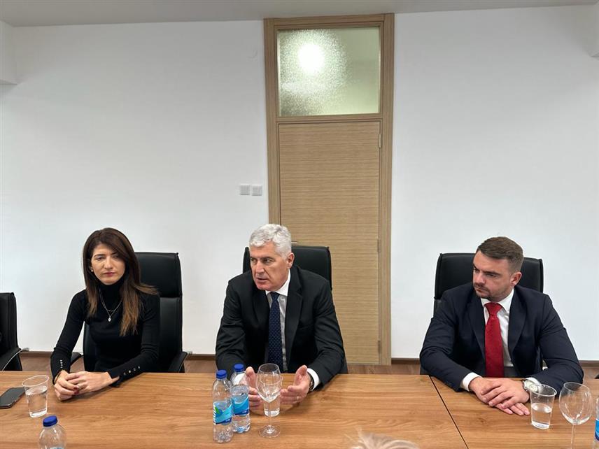 БАЊАЛУКА, 25. НОВЕМБРА /СРНА/ - Потпредсједник Републике Српске из реда хрватског народа Давор Прањић састао се данас у Бањалуци са предсједником ХДЗ-а Драганом Човићем гдје су разговарали о положају Хрвата у Српској.