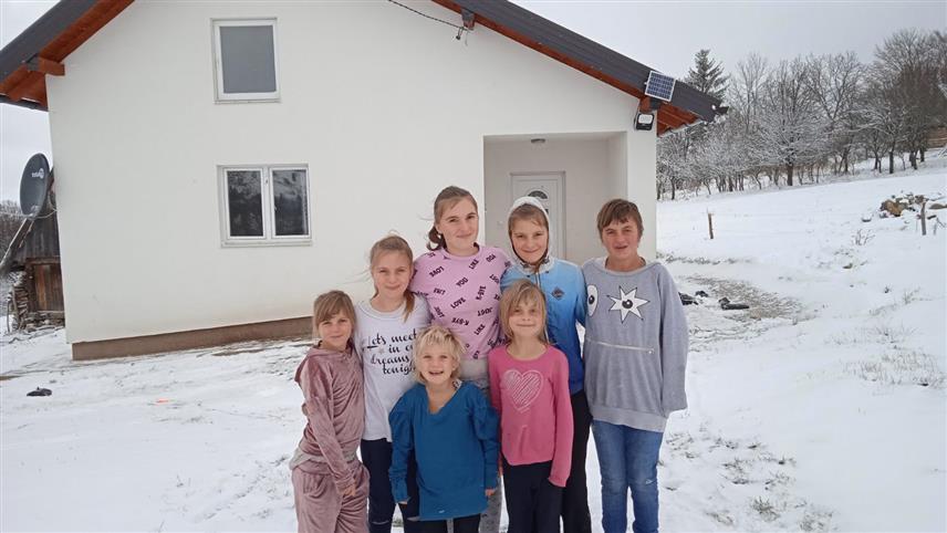 БАЊАЛУКА, 25. НОВЕМБРА /СРНА/ - Породици Галешић, са седморо дјеце, из села Влатковићи на Влашићу данас је укључена електрична енергија након што им је због дуга од 300 КМ била искључена.