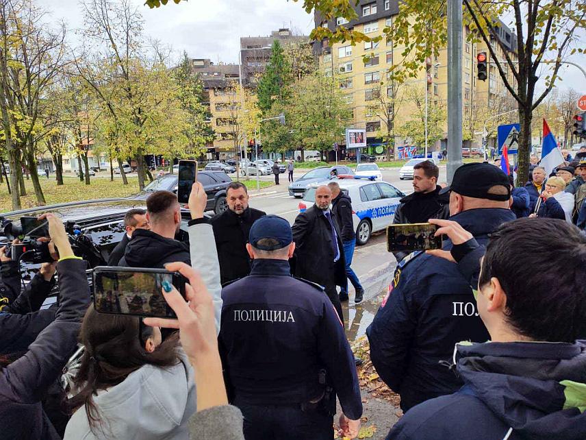 БАЊАЛУКА, 25. НОВЕМБРА /СРНА/ - Српски борци који су се данас окупили у Бањалуци како би изразили противљење противљење обиљежању такозваног дана државности БиХ у организацији СДП-а, разишли су се након што су просторија ове странке напустили руководство СДП-а и предсједник странке Народ и правда Елмедин Конаковић.