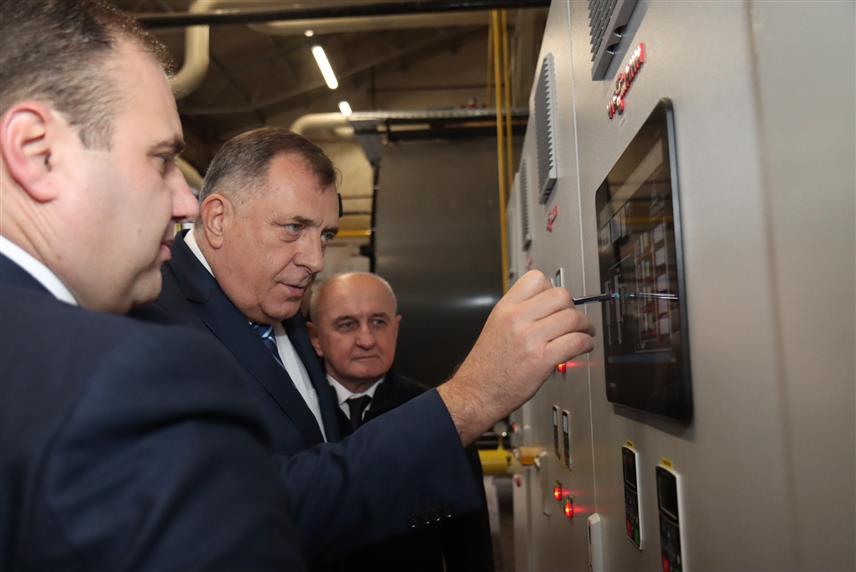 ИСТОЧНО САРАЈЕВО, 25. НОВЕМБРА /СРНА/ - Предсједник Републике Српске Милорад Додик и министар енергетике и рударства Српске Петар Ђокић у Источном Сарајеву свечано су пустили у рад реконструисану и гасификовану котловницу предузећа "Топлана-ИНС", што је први успјешни пројекат "Сарајево-гаса" из Источног Сарајева вриједан шест милиона КМ.	
