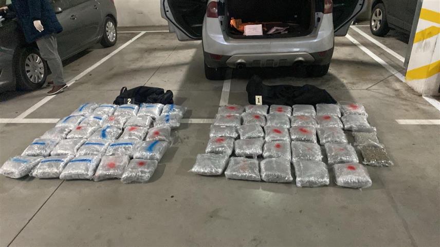 ПОДГОРИЦА, 25. НОВЕМБРА /СРНА/ - Припадници Управе полиције Црне Горе ухапсили су шездесетпетогодишњег мушкарца из Подгорице код којег су у возилу пронашли 54 килограма марихуане.