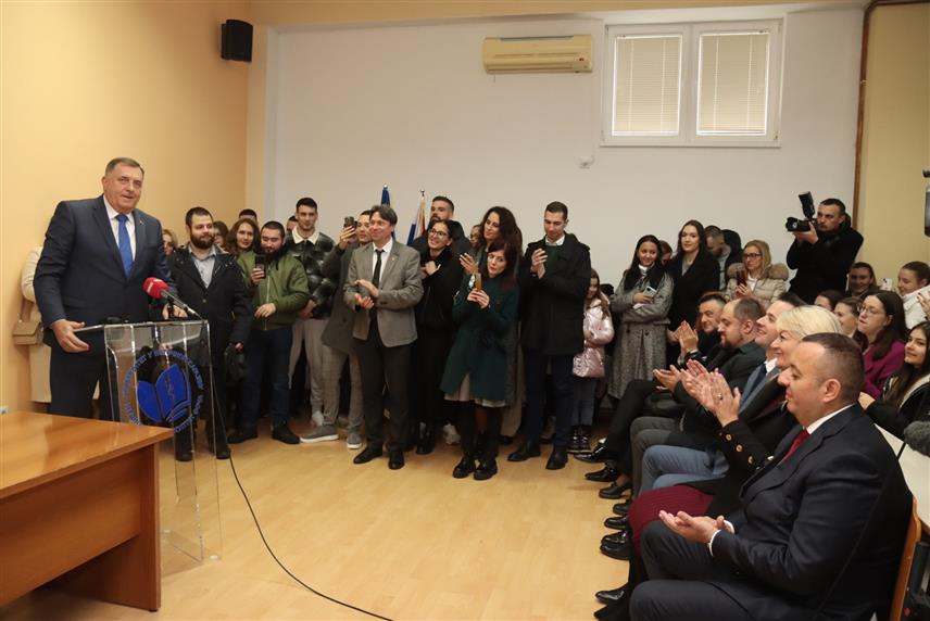 ФОЧА, 26. НОВЕМБРА /СРНА/ - Предсједник Републике Српске Милорад Додик рекао је данас у обраћању студентима Медицинског факултета у Фочи да подршка власти у Српској неће изостати како би им били обезбијеђени добри услови за учење и за рад, али да и они морају преузети већу друштвену одговрност./Фото- Борислав Здриња/