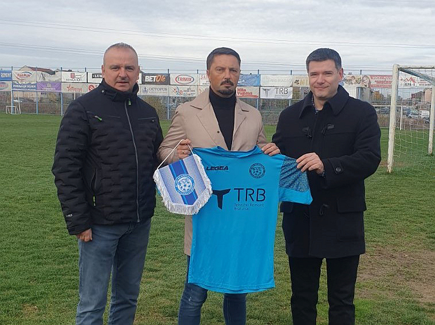 БИЈЕЉИНА, 26. НОВЕМБРА /СРНА/ - Већински власник Tехничког ремонта Братунац Славенко Ристић донирао је спортску опрему кадетима фудбалског клуба "Илићка 01" из Брчког.