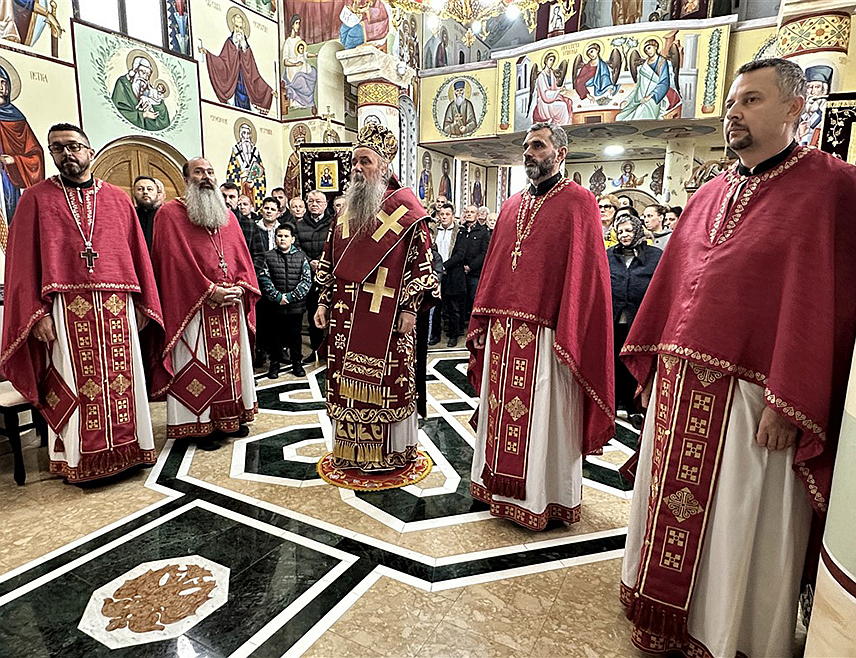 БИЈЕЉИНА, 26. НОВЕМБРА /СРНА/ - Његово преосвештенство епископ зворничко-тузлански Фотије данас je, на празник Светог Јована Златоустог, освештао нову Часну трпезу и фрескопис у храму у Даздареву код Бијељине.