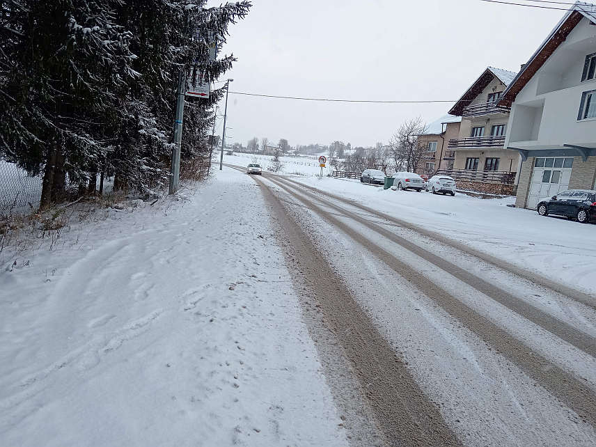 СОКОЛАЦ, 26. НОВЕМБРА /СРНА/ - Путеви на подручју Сарајевско-романијске регије су заснијежени у вишим предјелима због повремено јаких удара вјетра због чега је потребан појачан опрез.