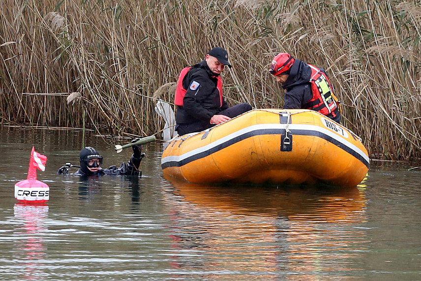 ТРЕБИЊЕ, 27. НОВЕМБРА /СРНА/ - Тим за деминирање Републичке управе Цивилне заштите извадио је данас неексплодирана убојита средства - зољу и ручне бомбе из ријеке Требишњице.