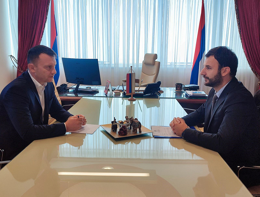 БАЊАЛУКА, 27. НОВЕМБРА /СРНА/ - Састанак у Бањалуци директора Пореске управе Републике Српске Горана Маричића и градоначелника Приједора Слободана Јавора.