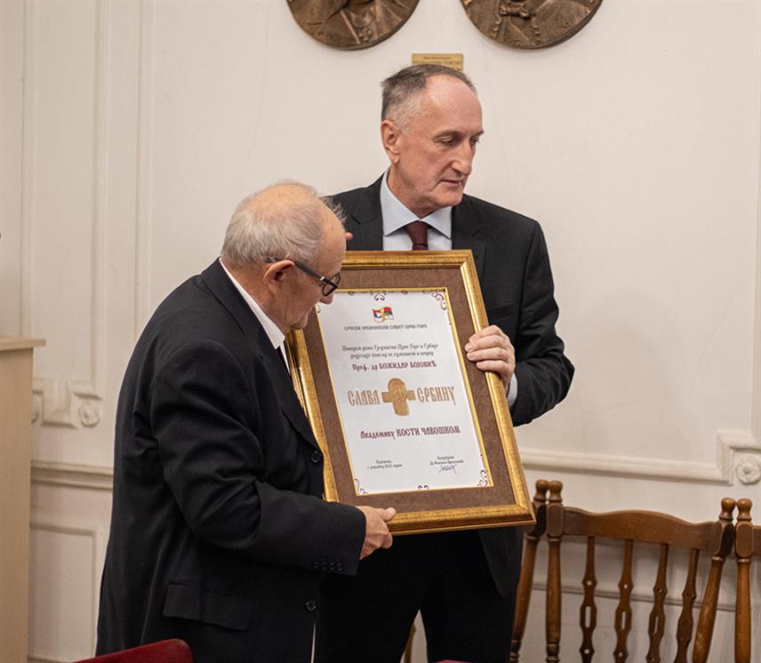 ПОДГОРИЦА, 27. НОВЕМБРА /СРНА/ - Српски национални савјет Црне Горе уручио је академику Кости Чавошком награду за хуманост и науку "Др Божидар Бојовић - слава Србину", а поводом 105 година од уједињења Црне Горе и Србије.