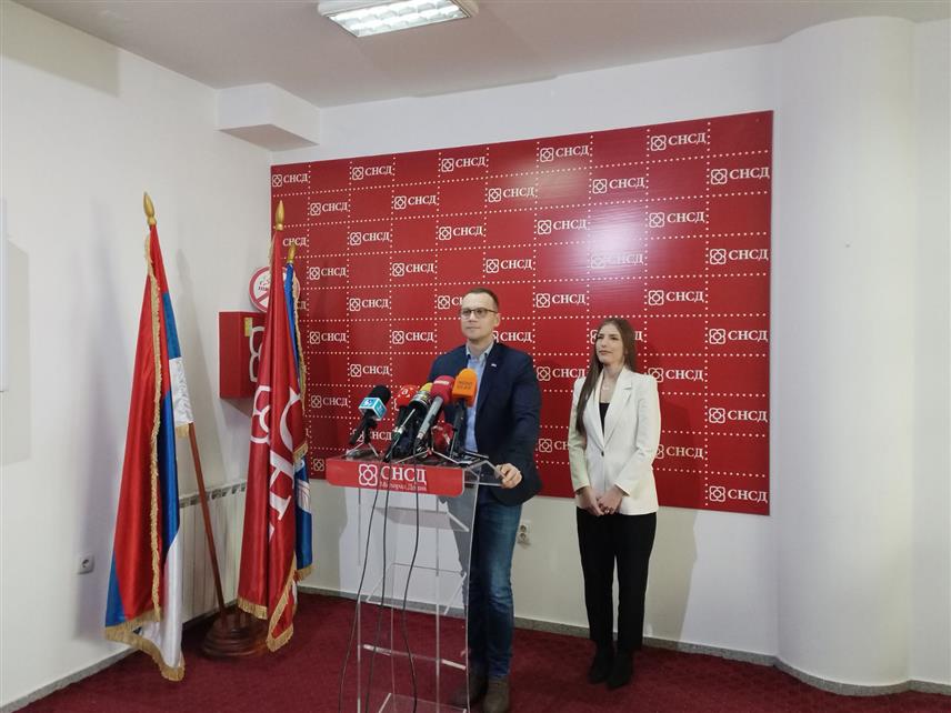 БИЈЕЉИНА, 27. НОВЕМБРА /СРНА/ - Секретар Градског одбора СНСД-а у Бијељини Бојан Савић на конференцији за новинаре.