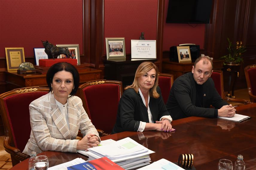 БАЊАЛУКА, 27. НОВЕМБРА /СРНА/ - Предсједник Владе Републике Српске Радован Вишковић на састанку са руководством Републичкe организацијe породица заробљених и погинулих бораца и несталих цивила.