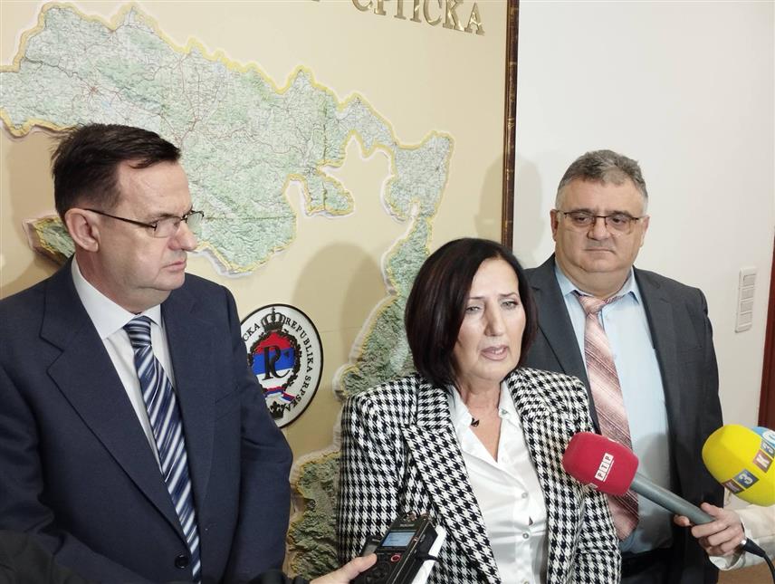 БАЊАЛУКА, 27.НОВЕМБРА /СРНА/ - Предсједник Савеза синдиката Републике Српске Ранка Мишић , изјава новинарима након састанка представника овог савеза са премијером Републике Српске Радованом Вишковићем у Бањалуци.