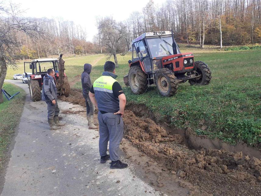 КОСTАЈНИЦА, 27. НОВЕМБРА /СРНА/ - Комунално предузеће "Комунално" Костајница гради у селу Гумњани водовод дужине 2,6 километара, укупне вриједности око 30.000 КМ.