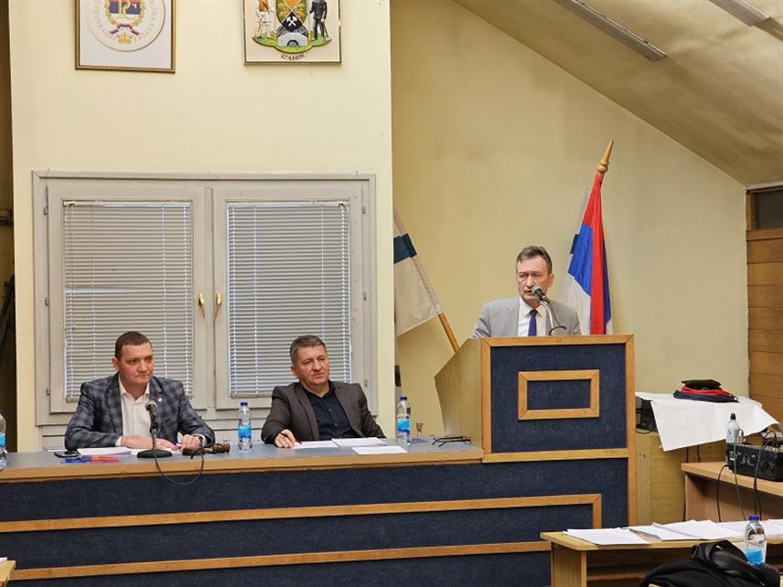 УГЉЕВИК, 27. НОВЕМБРА /СРНА/ - Скупштина општине Угљевик усвојила је данас нацрт буџета за наредну годину у износу 22.867.500 КМ.