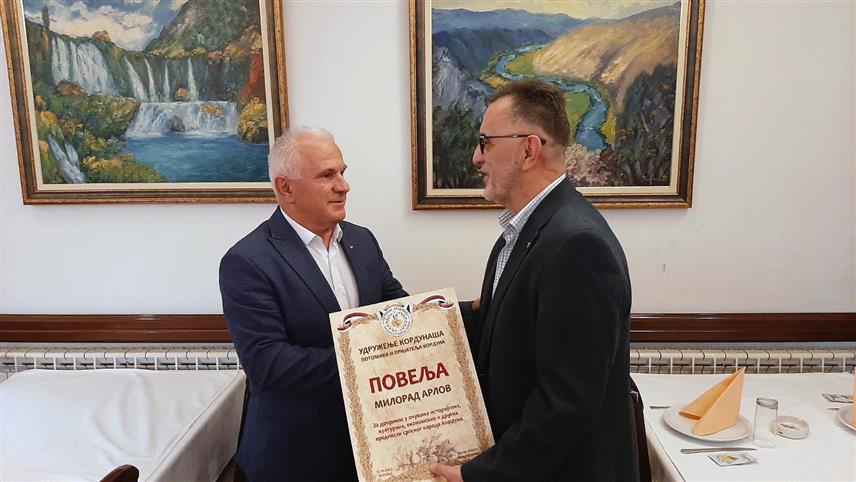 БЕОГРАД, 27. НОВЕМБРА /СРНА/ - Удружење Кордунаша, потомака и пријатеља Кордуна уручило је данас предсједнику бањалучког Одбора за помоћ Србима на Косову и Метохији Милораду Арлову Плакету за сарадњу и допринос реализацији пројекта овог удружења "Кордунашке ојкаче".
