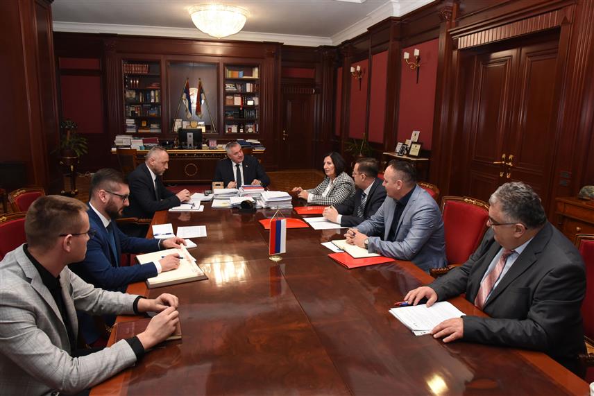 БАЊАЛУКА, 27. НОВЕМБРА /СРНА/ - Премијер Републике Српске Радован Вишковић састао сe у Бањалуци са представницима Савеза синдиката Српске.