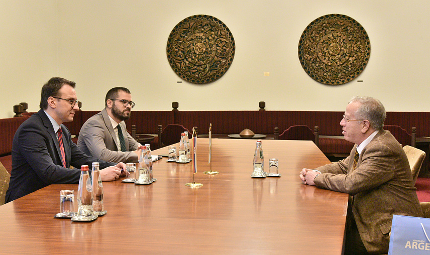 БЕОГРАД, 27. НОВЕМБРА /СРНА/ - Директор Канцеларије Владе Србије за Косово и Метохију Петар Петковић на састанку са амбасадором Аргентине у Србији Освалдом Марсиком.