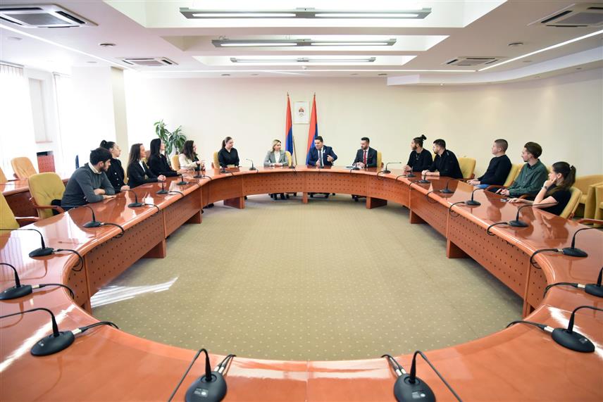 БАЊАЛУКА, 27. НОВЕМБРА /СРНА/ - Предсједник Народне скупштине Републике Српске Ненад Стевандић данас је угостио студенте Факултета политичких наука Универзитета у Бањалуци, које је упознао са организацијом, надлежностима и функционисањем највише законодавне институције Републике Српске.