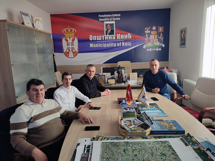 КНИЋ, 27. НОВЕМБРА /СРНА/- Делегација општине Нови Град налази се у посјети општини Кнић у Србији поводом Дана те општине, а на данашњем састанку представници двије општине договорили су да буде покренута иницијатива за братимљење.