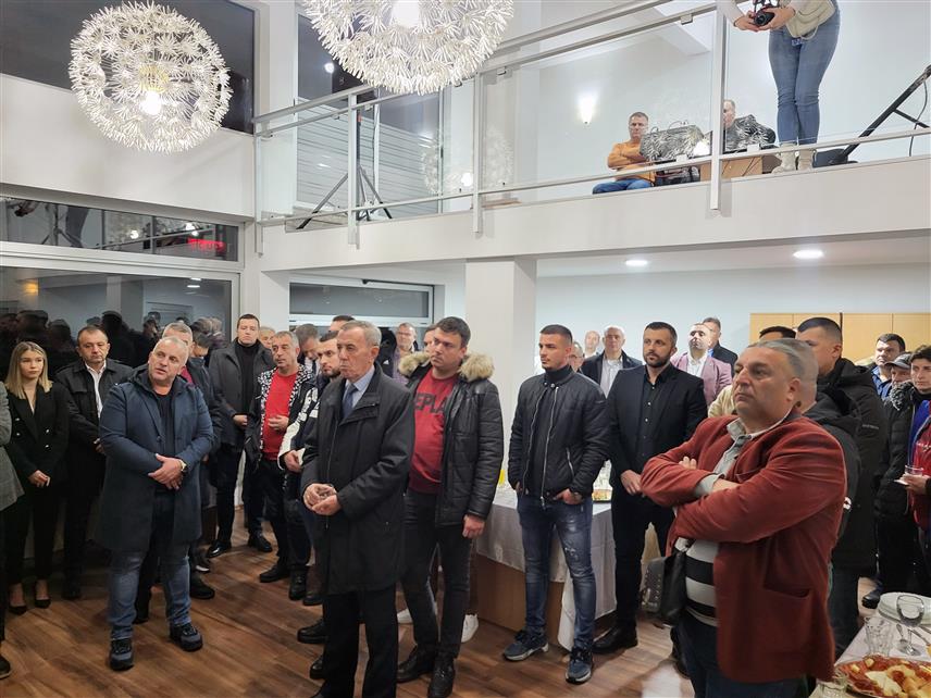 ПАЛЕ, 27. НОВЕМБРА /СРНА/ - На Палама је вечерас отворена канцеларија Општинског одбора Републичке странке Српске /РСС/, а за повјереника одбора изабран је Синиша Ласица.