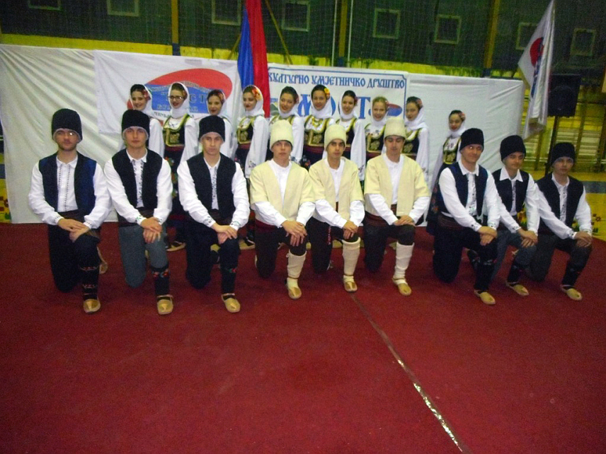 БРАТУНАЦ, 27. НОВЕМБРА /СРНА/ - Културно-умјетничко друштво /КУД/ "Мост" из Братунца одржало је годишњи концерт и прославило крсну славу Светог Јована Златоустог обиљеживши тако шест година постојања и рада.