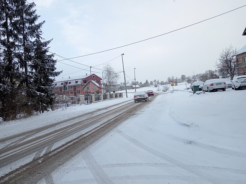 СОКОЛАЦ, 27. НОВЕМБРА /СРНА/ - Магистрални и регионални путеви у Сарајевско-романијској и горњодринској регији очишћени су и посути, али се препоручује повећан опрез на дионицама преко виших планинских превоја због ниске температуре, рекли су Срни у предузећу "Романијапутеви".