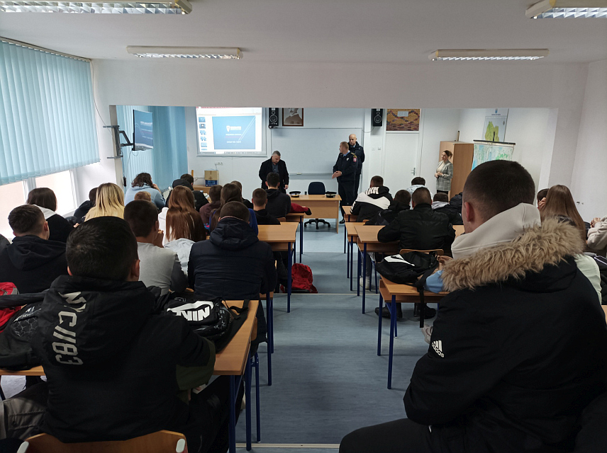 КОТОР ВАРОШ, 28. НОВЕМБРА /СРНА/ - Дјеца и млади треба да буду храбри, одговорни и да не ћуте, већ да реагују и пријаве вршњачко насиље, било да су жртва они или неко кога познају, поручено је на предавању полиције которварошким средњошколцима.