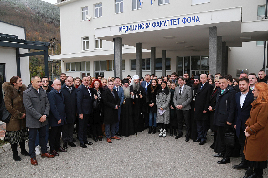 ФОЧА, 28. НОВЕМБРА /СРНА/ - Његова светост патријарх српски Порфирије боравио је током протеклог викенда у дводневној посјети Фочи гдје је освештао Храм Светог Саве, патријарх је посјетио локалну управу, Богословски и Медицински факултет, Богословију и у више наврата прошетао улицама Фоче.