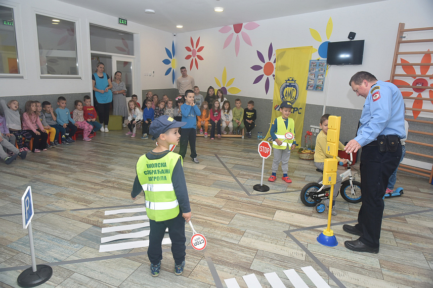 ЗВОРНИК, 28. НОВЕМБРА /СРНА/ - У Дјечијем вртићу „Невен“, који је у власништву компаније „Алумина“ из Зворника, организована је данас едукативна радионица о безбједности дјеце у саобраћају.