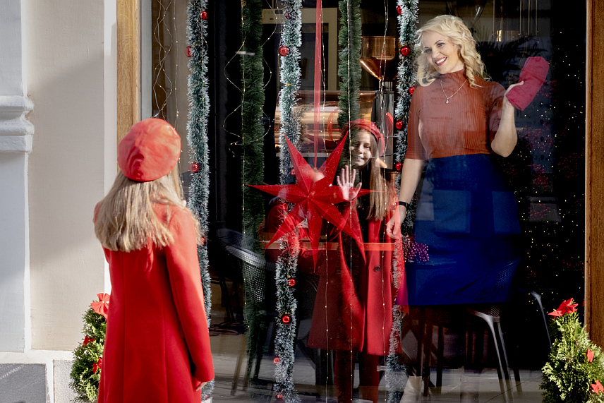 БАЊАЛУКА, 28. НОВЕМБРА /СРНА/ - Уникредит банка у БиХ припремила је са партнерима погодности поводом предстојећих празника и сви корисници "Уникредит мастеркард" картица који до краја године обаве куповину код одабраних трговаца - остварују попуст од 10 одсто.