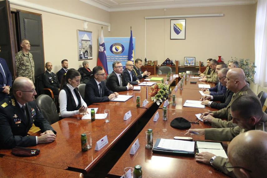 САРАЈЕВО, 28. НОВЕМБРА /СРНА/ - Делегације Министарства одбране у Савјету министара и Министарства одбране Словеније предвођене министрима Зуканом Хелезом и Марјаном Шарецом данас су у Сарајеву разговарале о развоју билатералне војне сарадње, у оквиру које се ове године остварује 16 заједничких активности.