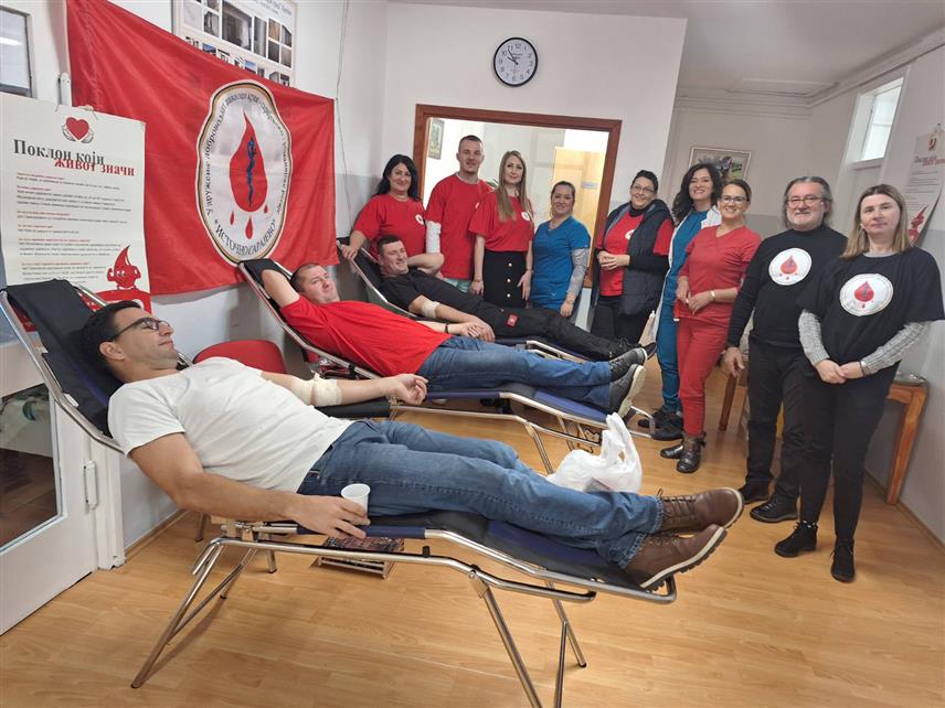 ИСТОЧНИ СТАРИ ГРАД, 28. НОВЕМБРА /СРНА/ - Удружење добровољних давалаца крви Сарајевско-романијске регије организовало је данас у сарадњи са амбулантом породичне медицине Хреша акцију давања крви у Источном Старом Граду, а крв је дао 21 давалац.