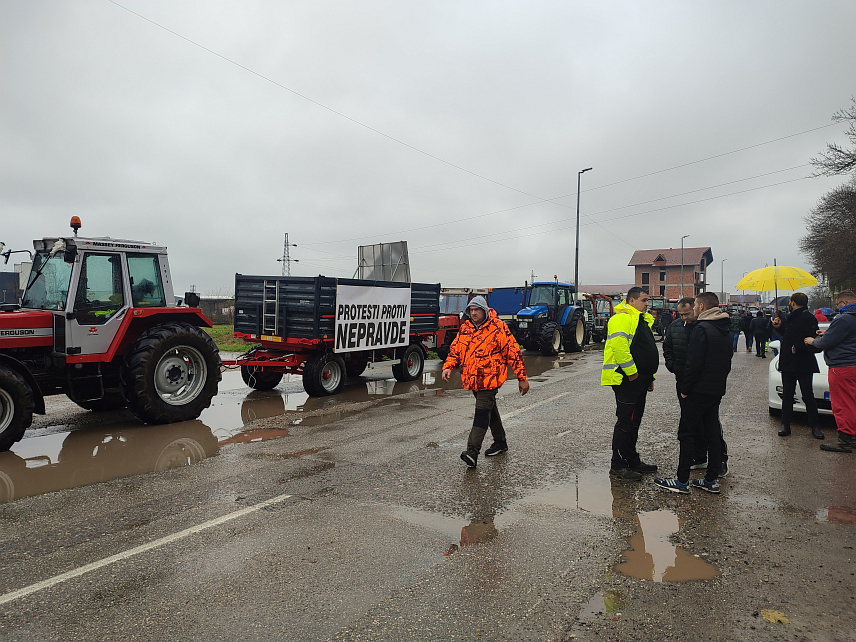 ГРАДИШКА, 28. НОВЕМБРА /СРНА/ - Пољопривредници из Градишке којима током овогодишњег јавног позива Градске управе за додјелу земљишта у закуп није додијељено земљиште или нису добили довољне површине, организовали су данас протестну вожњу тракторима на релацији Нова Топола-Градишка-Чатрња.