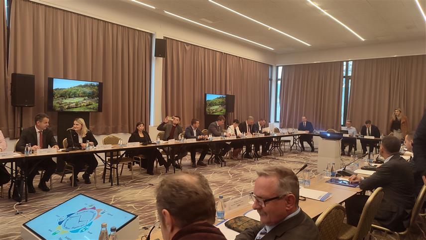 САРАЈЕВО, 28. НОВЕМБРА /СРНА/ - У Сарајеву је данас одржана Конференција о Мајевици на којој су начелници пет општина ове регије разговарали о досадашњим резултатима и даљим плановима у сфери туризма и развоја, као и о осталим заједничким иницијативама чији циљ је побољшање услуга и квалитета живота локалног становништва.