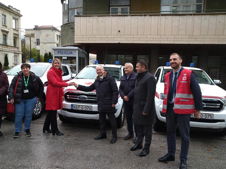 САРАЈЕВО, 28. НОВЕМБРА /СРНА/ - Представници Агенције за развојну сарадњу Италије и италијански Црвени крст донирали су данас у Сарајеву Друштву црвеног крста БиХ три пикап возила "форд ренџер" чија је вриједност око 115.000 евра без ПДВ-а.