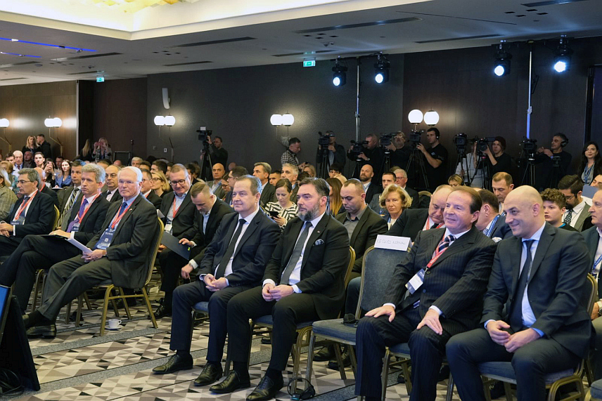 БЕОГРАД, 28. НОВЕМБРА /СРНА/ - Министар спољне трговине и економских односа у Савјету министара Сташа Кошарац учествује на 23. Економском форуму у Београду, који окупља велики број учесника, државне званичнике Србије и земаља из региона, као и представнике међународне заједнице.