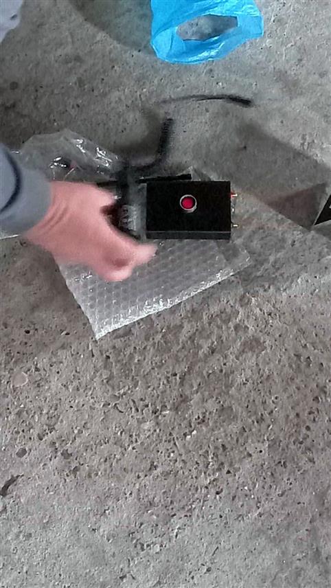ГРАДИШКА, 28. НОВЕМБРА /СРНА/ - Градишка полиција је дошла до сазнања да су лица П.Б. и Д.Р из Бијељине, кориштењем уређаја за ометање сигнала, откључавали скупоцјене путничке аутомобиле, те из њих крали новац.
