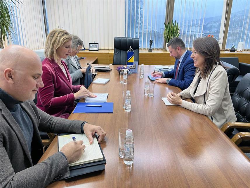 САРАЈЕВО, 28. НОВЕМБРА /СРНА/ - Министар цивилних послова у Савјету министара Дубравка Бошњак и шеф Мисије Међународне организације за миграције /ИОМ/ у БиХ Лаура Лунгароти истакле су током састанка у Сарајеву да је потребан заједнички приступ рјешавању питања миграција на регионалном нивоу.