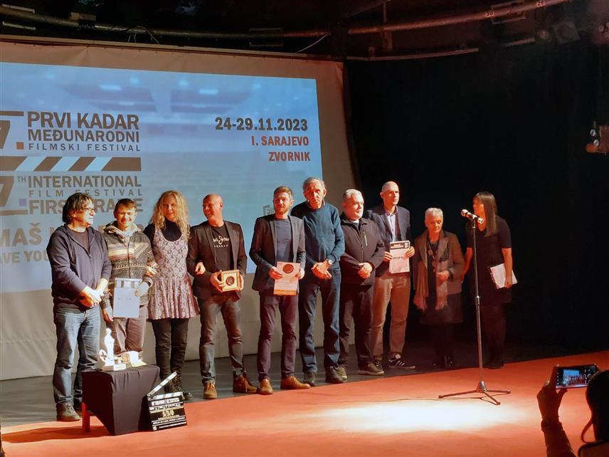 ИСТОЧНО САРАЈЕВО, 28. НОВЕМБРА /СРНА/ - Гран при "Стећак Кнеза Павла" за најбољи филм на Међународном филмском фестивалу "Први кадар" додијељен документарном филму "Призван позван" редитеља Луке Папића и Срђа Вуче из Србије.