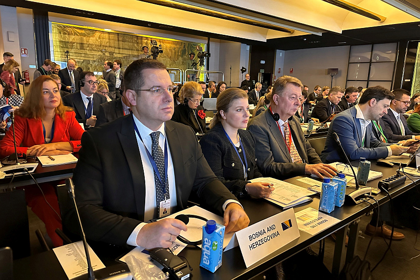 САРАЈЕВО, 29. НОВЕМБРА /СРНА/ - Засједање конференције парламентарних одбора за послове ЕУ,на којем су учествовали и представници Заједничке комисије за европске интеграције Парламентарне скупштине БиХ Радован Ковачевић, Зденко Ћосић и Миа Карамехић Абазовић.