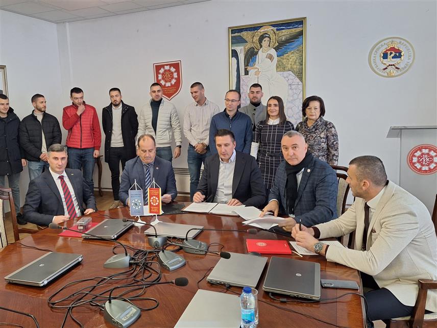 ИСТОЧНО САРАЈЕВО, 29. НОВЕМБРА /СРНА/ - Генерални директор "Сарајево-гаса" Источно Сарајево Недељко Елек на церемонији потписивања меморандума о сарадњи са деканима Машинског и Електротехничког факултета Универзитета у Источном Сарајеву Милијом Крајишником и Божидаром Поповићем.