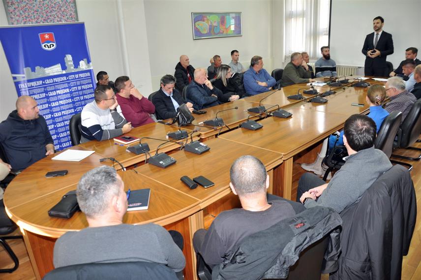 ПРИЈЕДОР, 29. НОВЕМБРА /СРНА/ - Градоначелник Приједора Слободан Јавор разговарао је данас са представницима овдашњих спортских колектива о спортској инфраструктури, побошљању положаја спортиста и очекивања спортских радника за идућу годину.	

