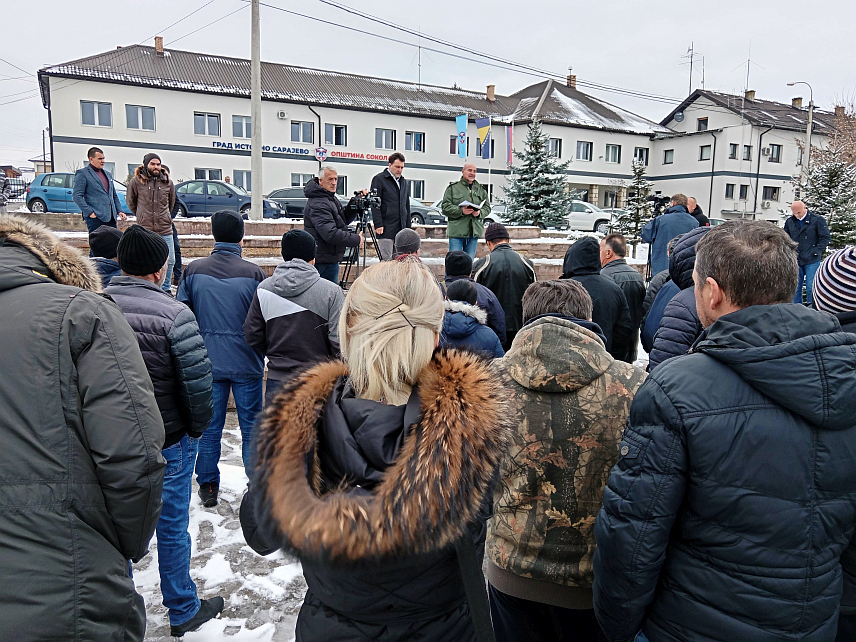 СОКОЛАЦ, 29. НОВЕМБРА /СРНА/ - Мирни протест произвођача млијека и млијечних прерађевина "Благо Романије".