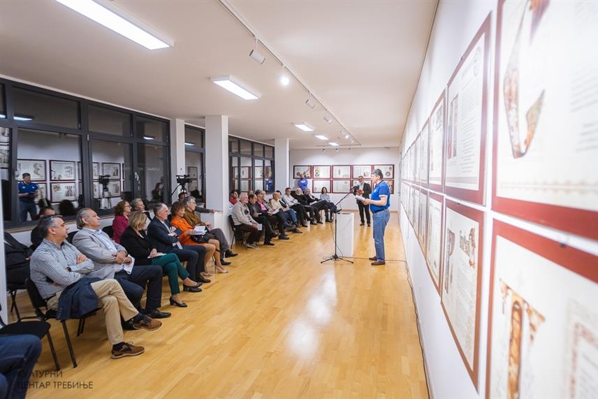 TРЕБИЊЕ, 2. НОВЕМБРА /СРНА/ - У Требињу је одржано пјесничко вече афирмисаних српских пјесника из Црне Горе, Србије и Српске под називом "У славу Вука" и изложба "Моја Ћирилица" у оквиру промоције српског националног идентитета и културе у требињском Културном центру.