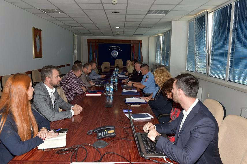 БАЊАЛУКА, 2. НОВЕМБРА /СРНА/ - Представници Министарства унутрашњих послова /МУП/ Републике Српске представили су колегема из Црне Горе нормативно-правни оквир, техничке предуслове за успоставу, организацију и начин рада стационарног радарског система.