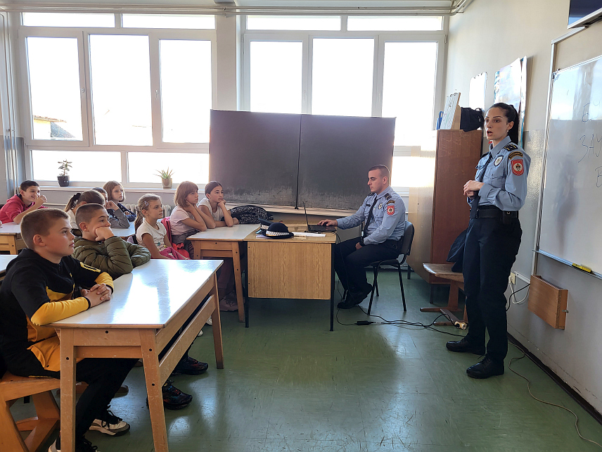 ПАЛЕ, 2. НОВЕМБРА /СРНА/ - Поводом почетка реализације превентивне кампање "Буди сигма! Заустави/пријави вршњачко насиље", службеници Полицијске станице Пале одржали су предавање ученицима шестог и седмог разреда Основне школе "Пале".