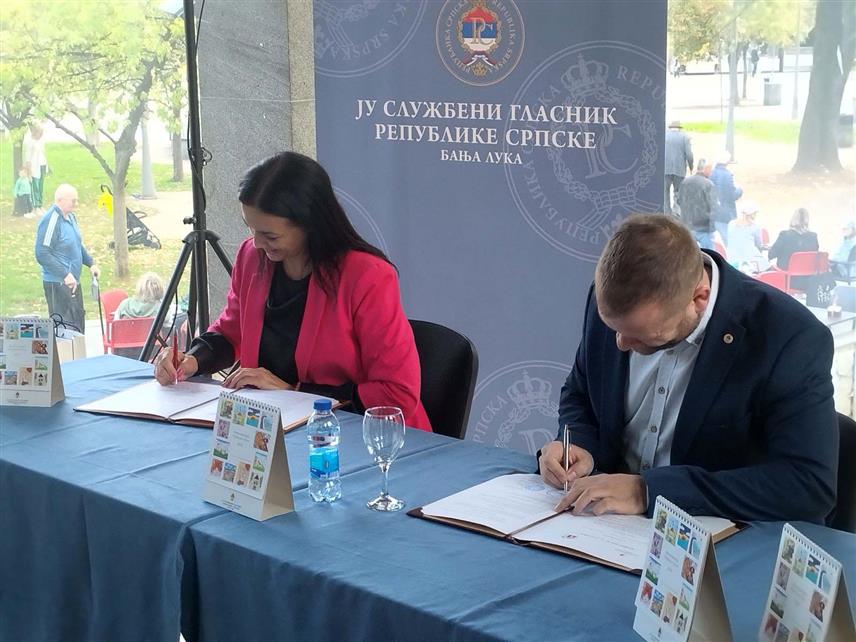 БАЊАЛУКА, 2. НОВЕМБРА /СРНА/ - Директор "Службеног гласника Републике Српске" Милош Лукић и директор Педагошког завода Републике Српске Слађана Танасић потписали су меморандум о сарадњи у Бањалуци.
