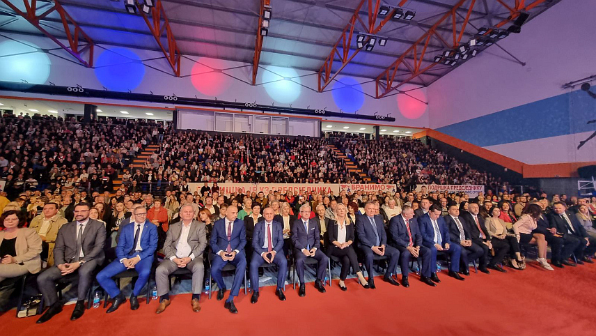 ГРАДИШКА, 2. НОВЕМБРА /СРНА/ - Народни митинг "Бранимо Српску", који је организован с циљем одбране институција и саме Републике Српске од насртаја да је развласте.