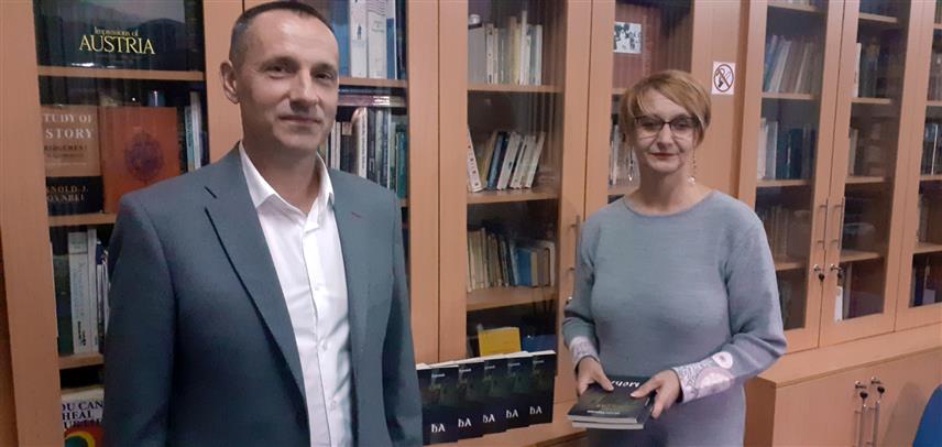 ИСТОЧНО САРАЈЕВО, 2. НОВЕМБРА /СРНА/ - Матична библиотека Источно Сарајево организовала је вечерас промоцију књиге "Међа", аутора Младена Марковића, који у свом роману првијенцу говори о заборављеном сеоском животу, а главни мотив му је урушавање села, сеоских обичаја и традиције.