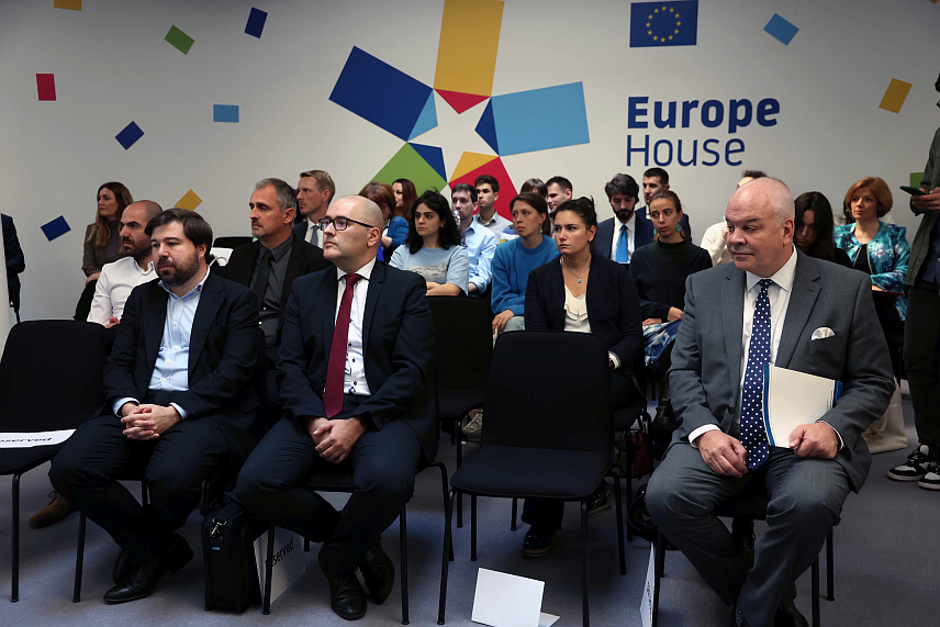 САРАЈЕВО, 2. НОВЕМБРА /СРНА/ - Делегација ЕУ и Мисија ОЕБС-а у БиХ данас су у Сарајеву, поводом 2. новембра - Међународног дана борбе против некажњивости злочина над новинарима, представили мрежу контакт тачака у тужилаштвима и полицијама у БиХ посвећених безбједности новинара.