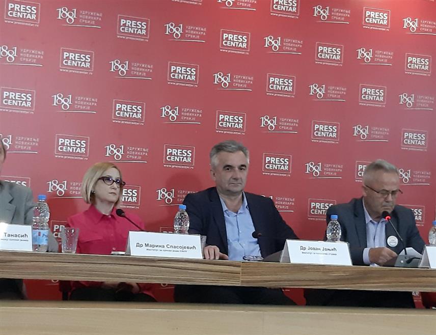 БЕОГРАД, 2. НОВЕМБРА /СРНА/ - Културолог из Београда Јован Јањић /у средини/.